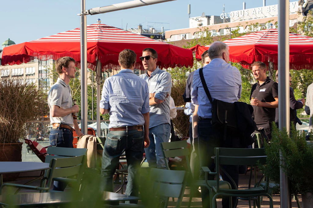 Networking Apéro und Flying Dinner auf der Opernhaus-Terrasse in Zürich.