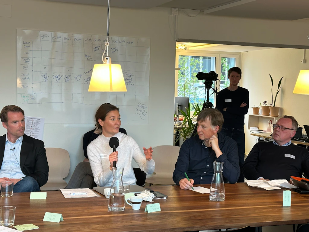 Unsere Referenten beantworten die Fragen des Publikums während der Q&amp;A-Session.