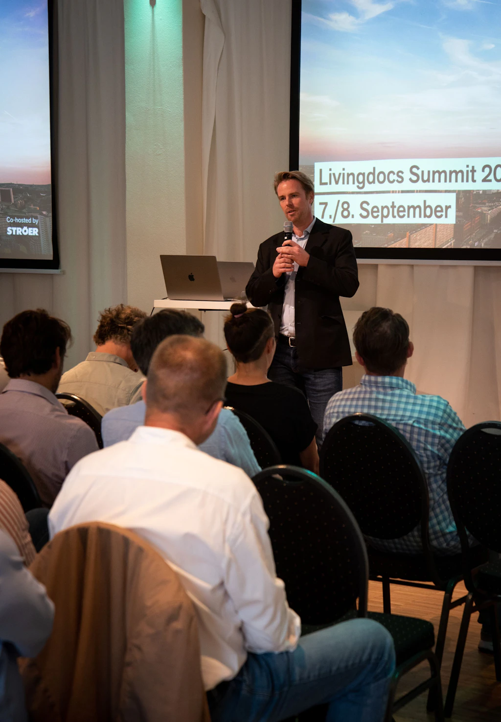 <strong>Gabriel Hase,</strong> CEO Livingdocs, eröffnet den Livingdocs Summit 2022.