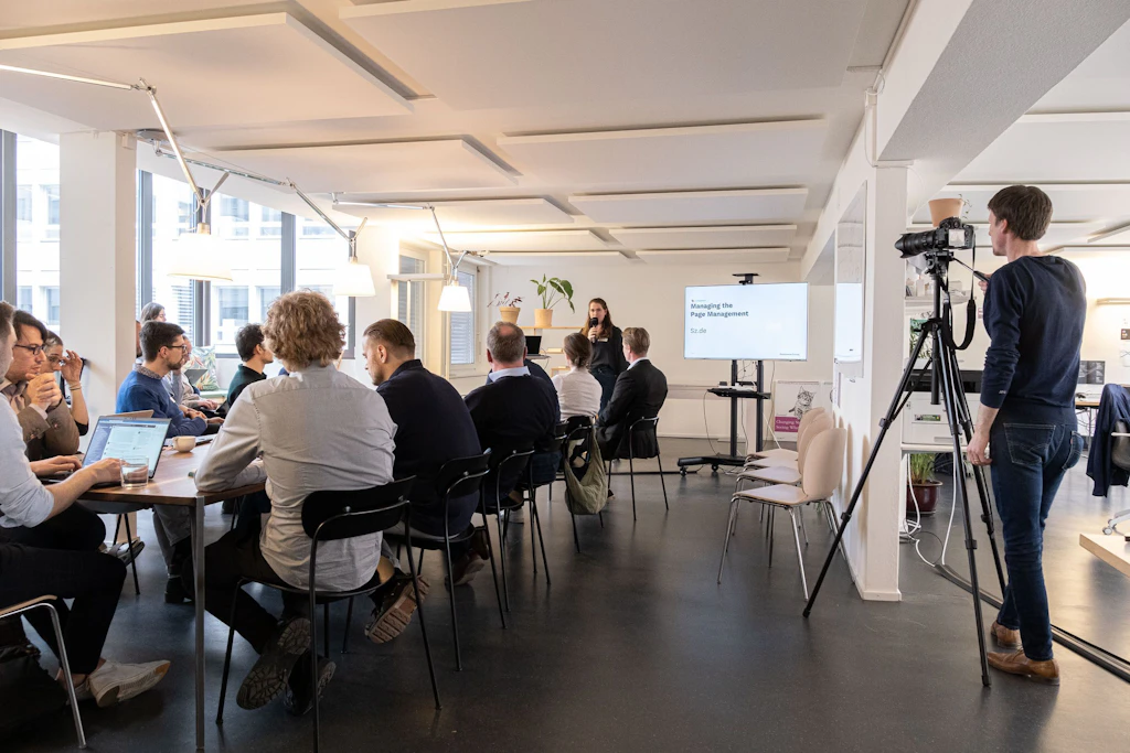 <strong></strong><strong>Céline Tykve</strong>, Head of Business Livingdocs, moderiert diese Hybrid-Livestream-Event.