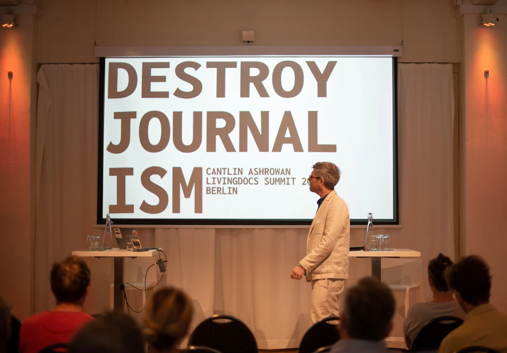 <strong></strong>Gast-Referent&nbsp;<strong>Cantlin Ashrowan</strong> geht in seiner Keynote&nbsp;<strong><strong><strong><strong><strong><strong>«</strong></strong>Destroy Journalism<strong><strong>»</strong></strong></strong></strong></strong></strong>&nbsp;darauf ein, wie Innovation in Verlagen aussehen kann.