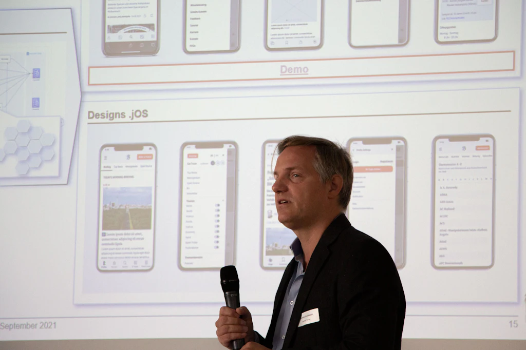 <strong>Dr. Mirko Schiefelbein,</strong> Vorsitzender der Geschäftsführung des Berliner Verlages, führt zu «Rebuilding from Ruins» weiter aus.