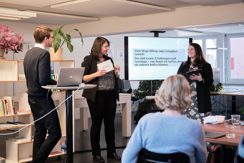 <strong></strong><strong></strong><strong>Florian Stambula</strong>, Head of Product, Stellvertretender Verlagsleiter Digital, und <strong>Daniela Rom</strong>, Chefin vom Dienst Online bei <strong>DER STANDARD</strong>, werden von unserer Head of Business, <strong>Céline Tykve</strong>, vorgestellt und erzählen, was sie bei der Einführung von Livingdocs gelernt haben und was ihre Top 5 Faktoren für eine erfolgreiche Einführung sind.