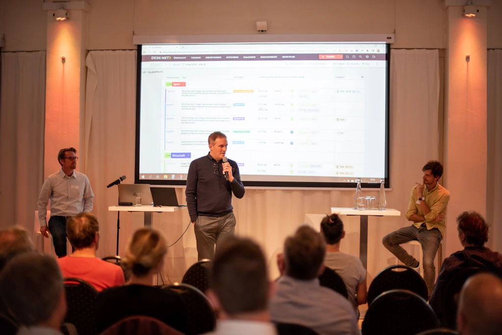 Das Livingdocs Use Cases Panel moderiert von Livingdocs CEO <strong>Gabriel Hase</strong>, beginnend mit einem Gespräch mit <strong>Matthias Kretschmer</strong>, CEO &amp; Gründer bei Desk-Net, und <strong>Hannes Vollmuth</strong>, Leitender Redakteur für Digitalstrategie und Innovation bei der Süddeutschen Zeitung.