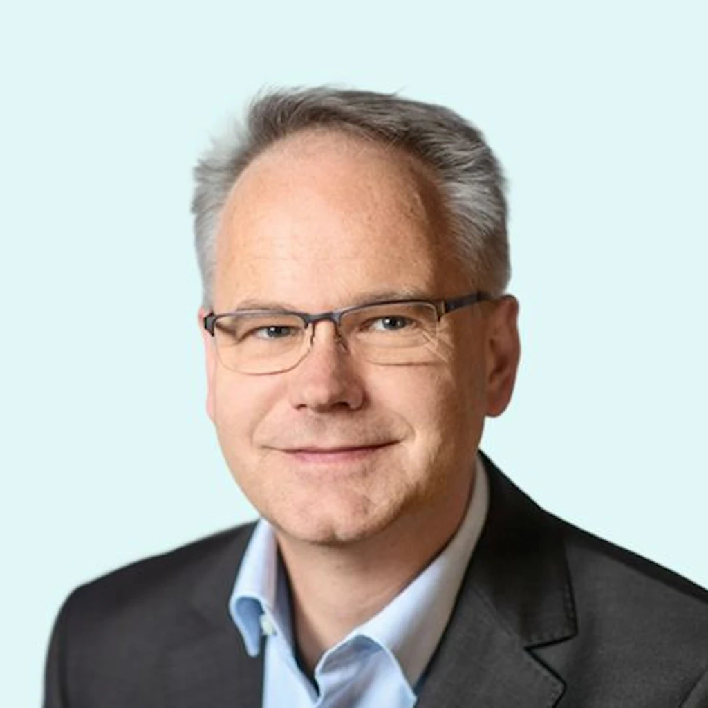 A veteran of the Frankfurter Allgemeine Zeitung since 1993, Carsten Knop has held roles spanning correspondent, business editor, and digital editor-in-chief, and has served as a publisher of the F.A.Z. since April 2020.