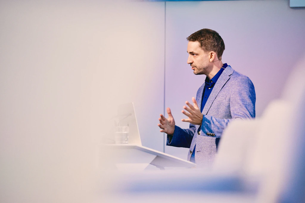 Livingdocs CTO and Head of AI Lab Lukas Peyer presents the new Livingdocs Command Center.
