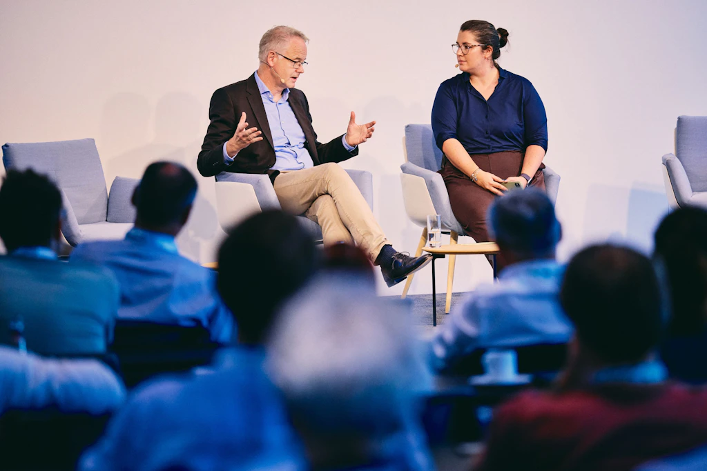 Carsten Knop answering questions from the audience with Livingdocs Head of Business and Summit moderator Céline Tykve.